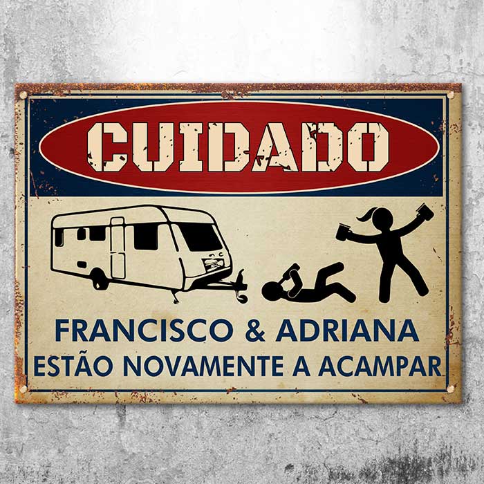 Portuguese - Os Campistas Bêbados Estão Acampando Novamente - Personalized Camping Metal Sign
